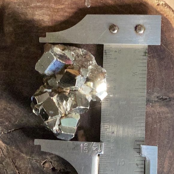 Beautiful Pyrite speimen with gorgeous crystal formation - Picture 3 of 3